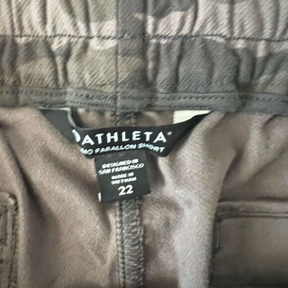 Athleta Camo Farallon Short- Size 22 - Picture 3 of 7